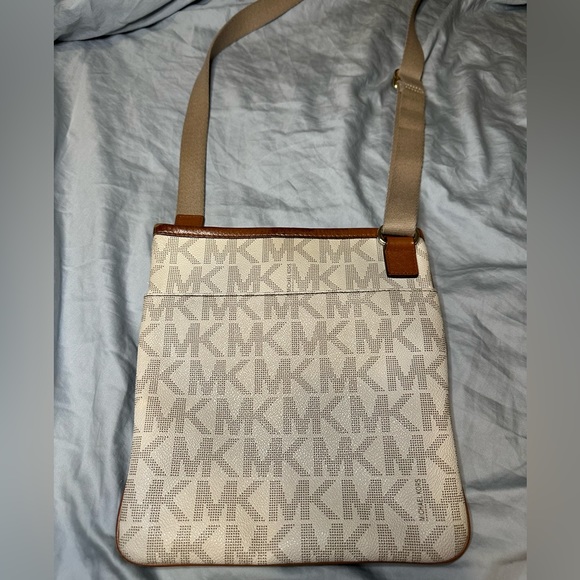 Michael Kors - Jet Set Crossbody Monogram Logo Side Purse Bag - White & Brown - Picture 6 of 10